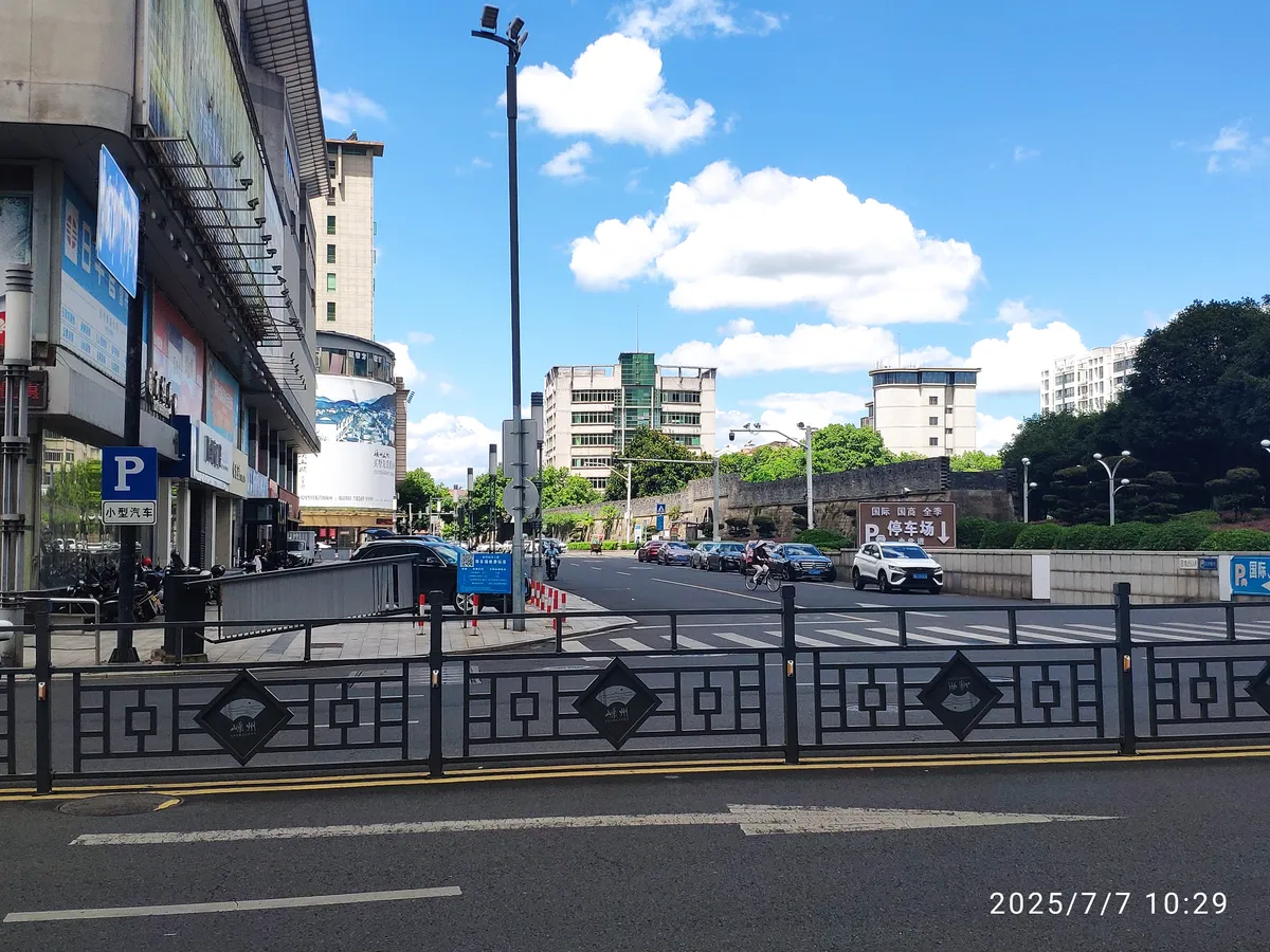 左侧为「老国商」，右侧为老城墙